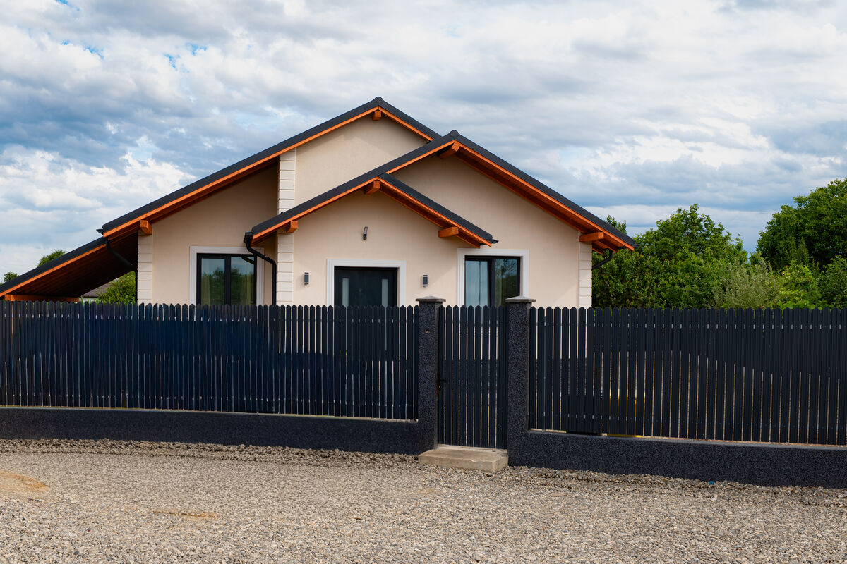 Intrarea și fațada laterală a unei case VTZ Residence, la apus
