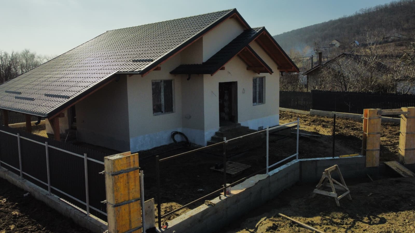 Casă tencuită cu acoperiș finalizat VTZ Residence