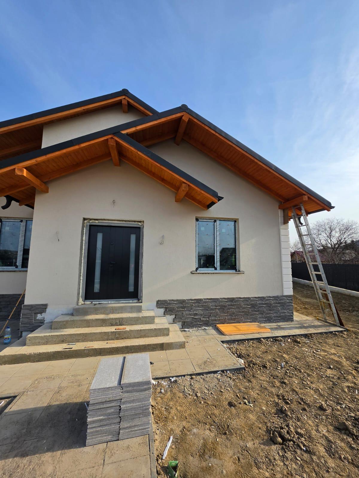 Două case VTZ Residence la amurg, cu cerul colorat deasupra ansamblului