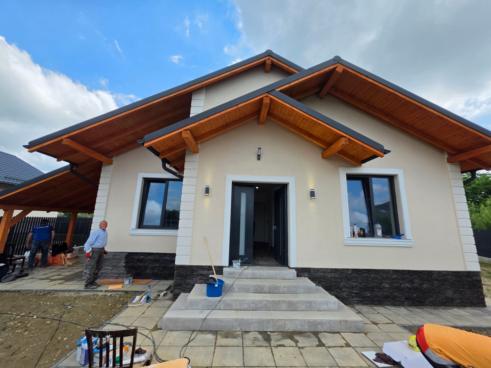 Casă VTZ Residence finalizată recent, cu streșini de lemn și iluminat exterior montat