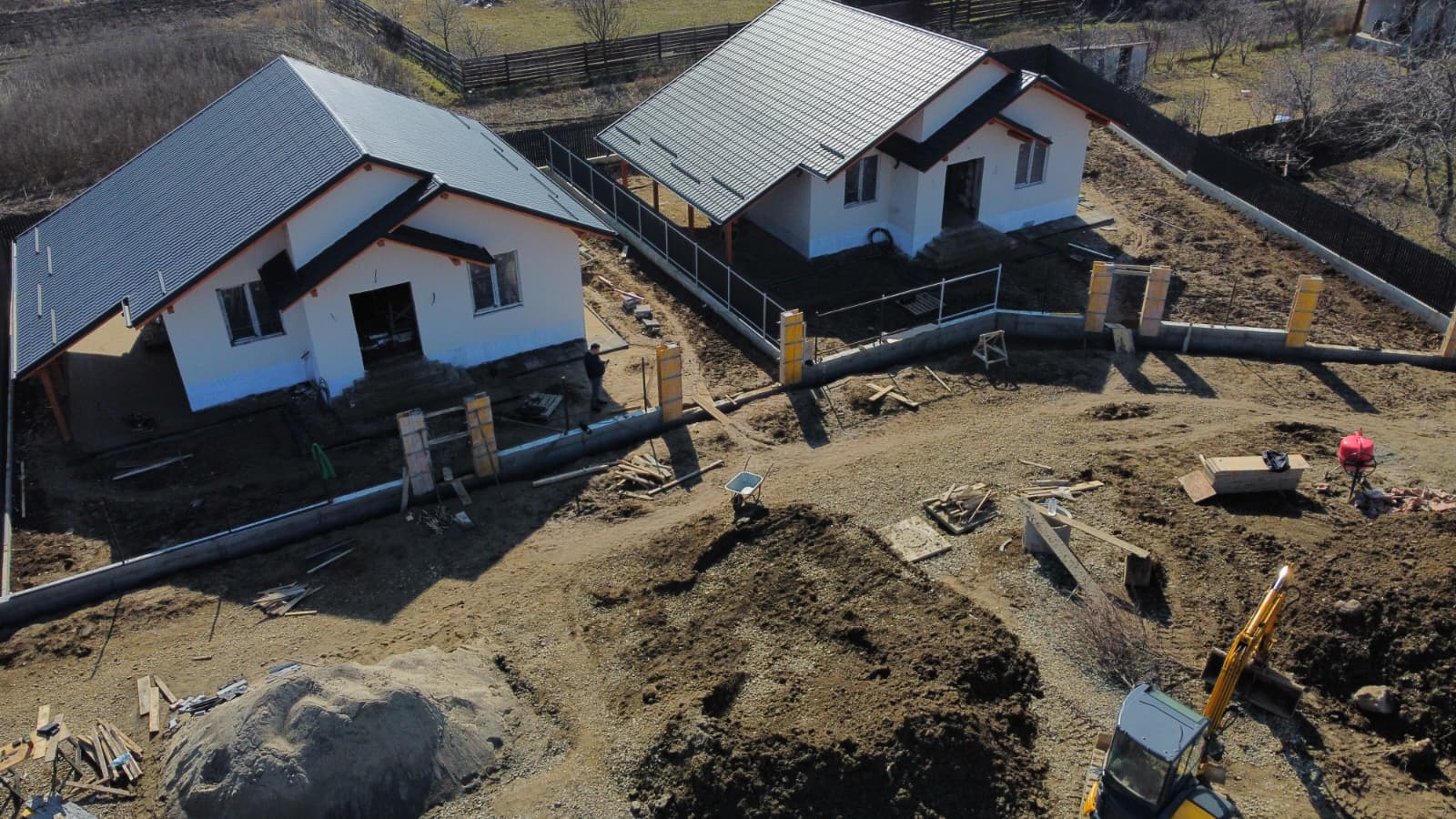 Vedere aeriană cu două case finalizate din VTZ Residence